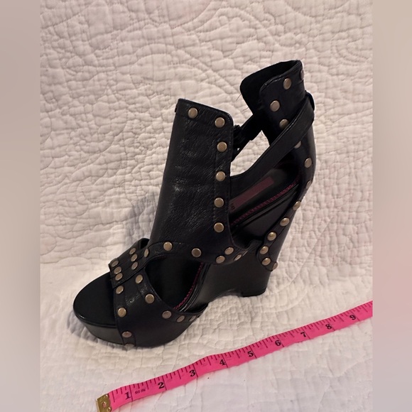 548 Cutout Leather Wedge Leather Shoes with Gold Studs PL-Lucky Size 37 1/2, 7.5 - Picture 13 of 17